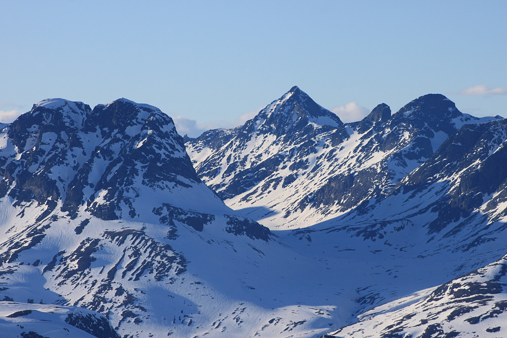 Fra Mugnetinden (1738 m) mot Torfinnstindane (2120 m), Store Knutsholstinden (2341 m), Vesle Knutsholstinden og Vestre Leirungstinden (2250 m).