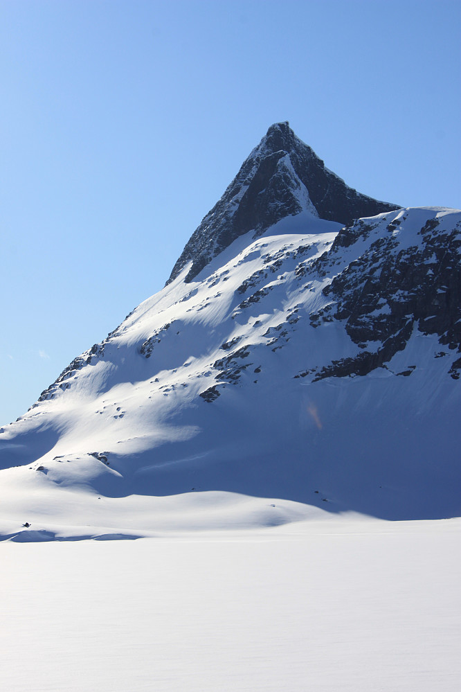 Vakre Falketind (2067 m) - fjelltoppen som ble besteget for første gang for 200 år siden, 14. juli 1820.
