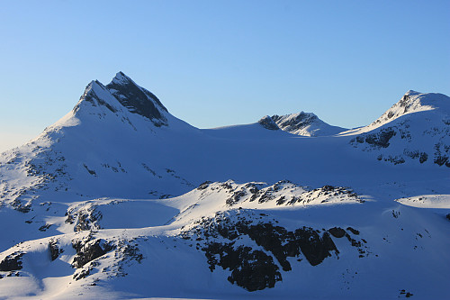 Uranostinden (2157 m) fra Kvitevatnet Sør for (1591 m).