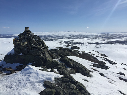 Toppvarden på Djuptjernkampen (1325 m). Spåtind (1414 m) i bakgrunnen.