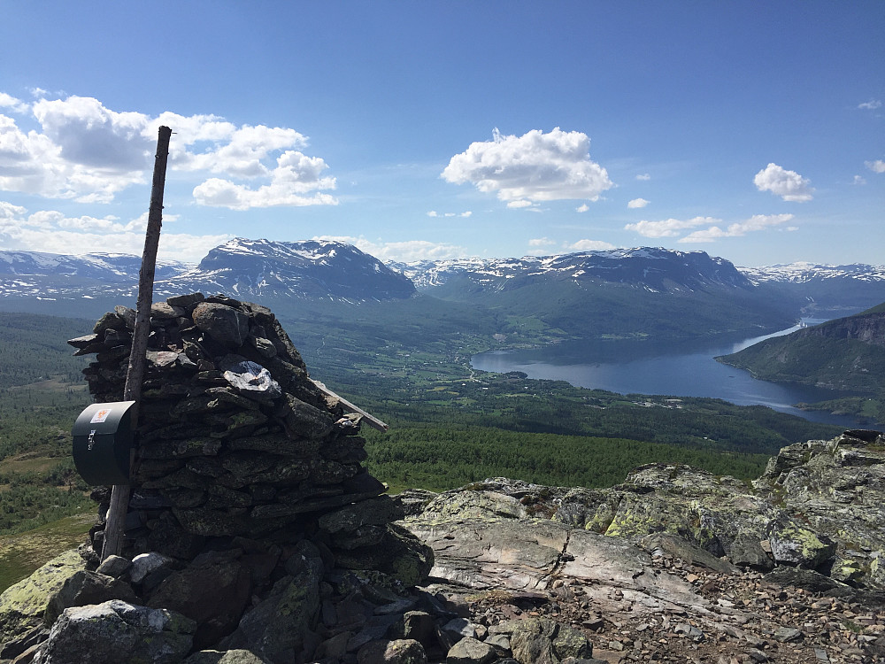Varden, eller utsiktspunktet, like ved toppen av Hugakøllen (1131 m). Utsikt mot Vang.