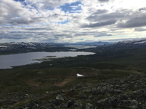 Fra Buhø (1327 m) mot Sandvatnet og Vinstre.