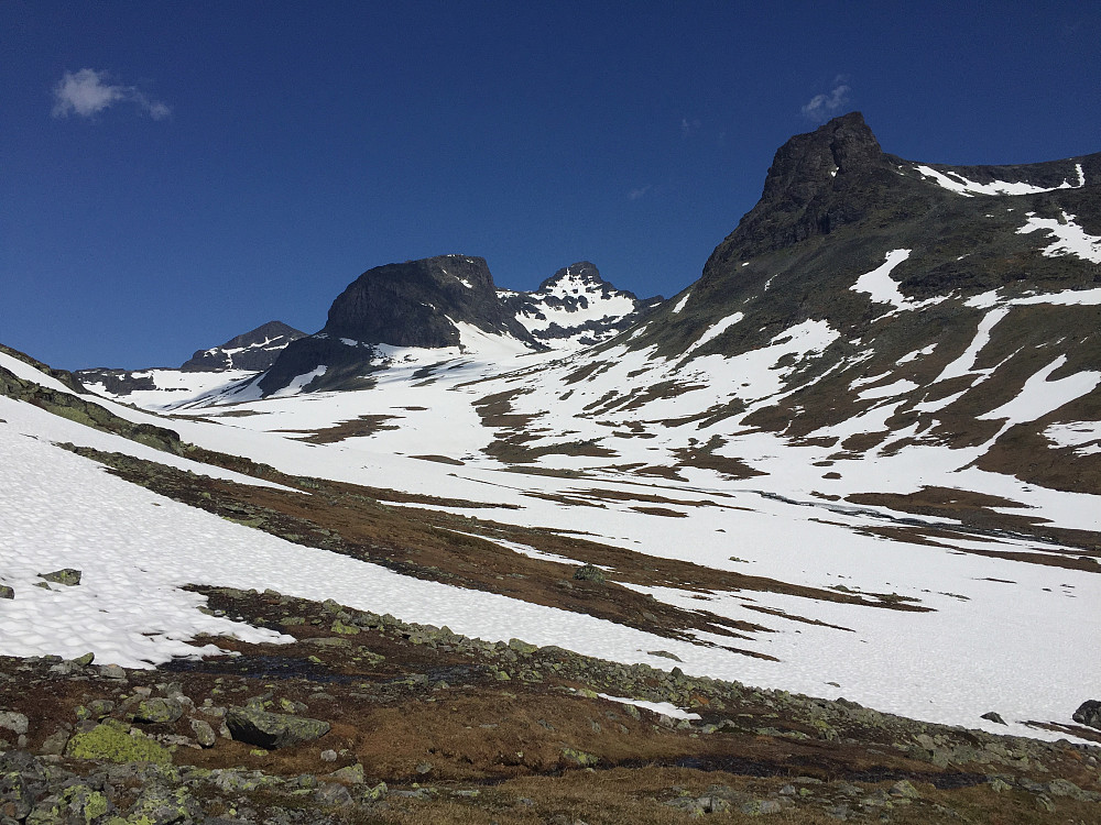 Oppover Langedalen kommer flere tinder gradvis til syne. Mesmogtinden (2264 m) bakerst i midten.
