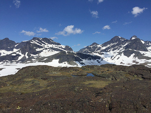 Fra Langedalskollen (1645 m) mot Slettmarkhøe (2190 m), Langedalstinden (2206 m) og Mesmogtinden (2264 m).