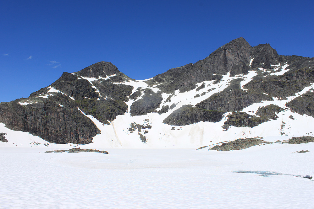 Fra det øvre Langedalstjernet (1670 m) mot Søre Svartdalspiggen (2065 m) og Langedalstinden (2206 m).