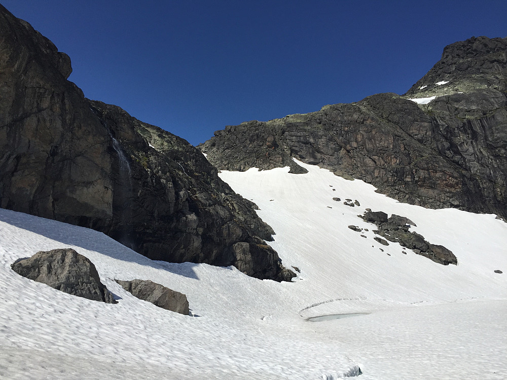 I nordvestenden av det øvre Langedalstjernet (1670 m), som til tider er vanskelig å passere ved snømangel. I dag var det en uproblematisk passasje.