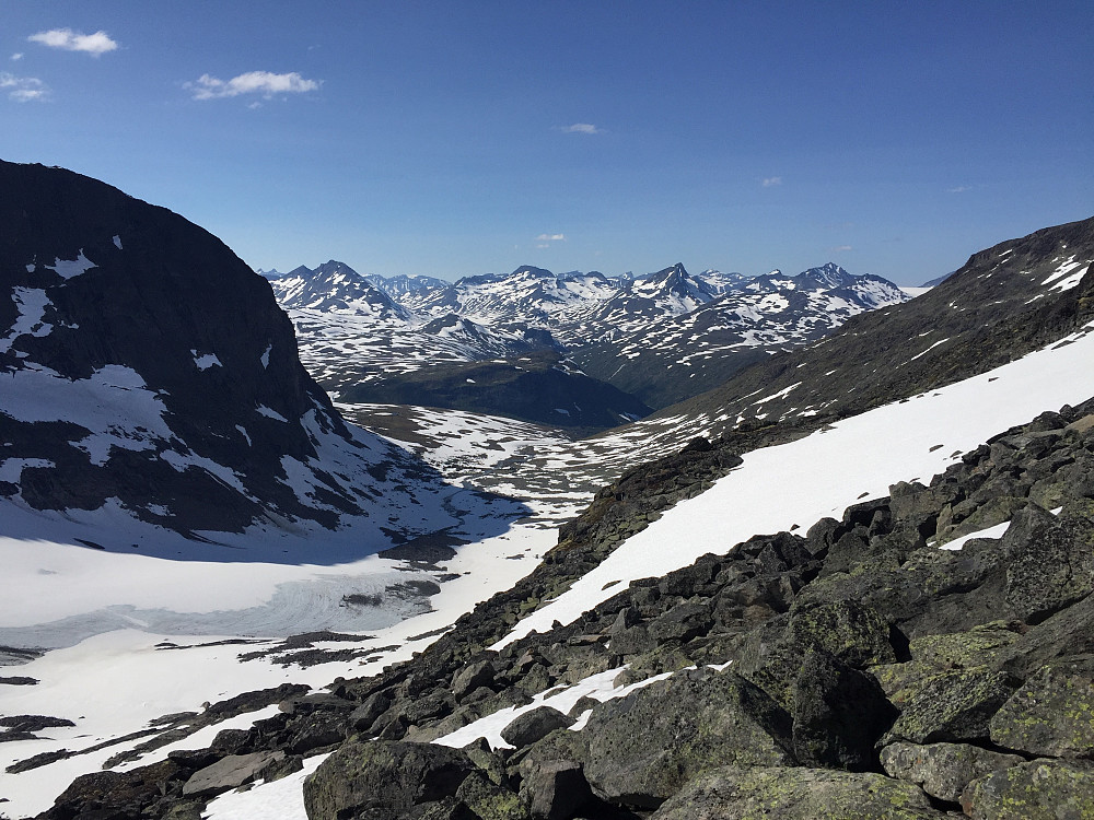 På vei opp vestryggen til Søre Svartdalspiggen (2065 m) blir utsikten mot nord stadig bedre.
