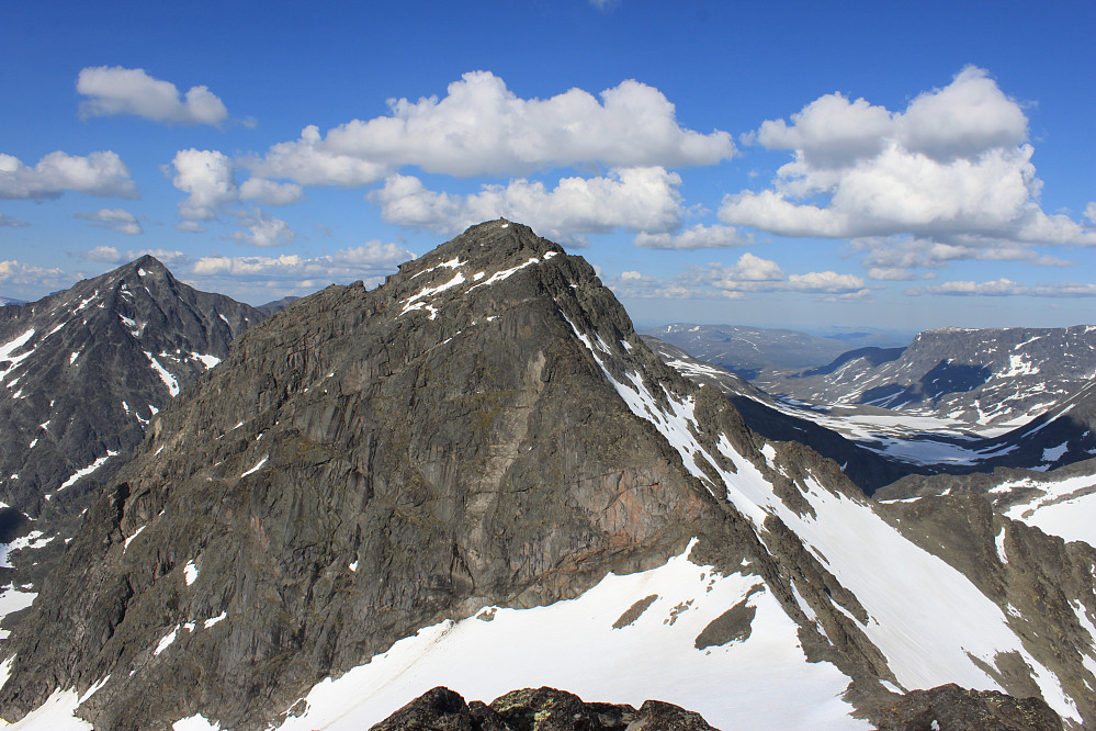 Fra Langedalstinden (2206 m) mot Mesmogtinden (2264 m). Store Knutsholstinden (2341 m) til venstre og Leirungsdalen til høyre.