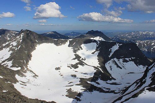 Fra Langedalstinden (2206 m) mot Kvitskardtinden (2193 m) til venstre og Torfinnstindane (2119 m) i midten.