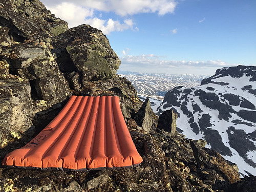 Fin overnattingsplass på Svartdalspiggryggen (ca. 2030 m), nord for Midtre Svartdalspiggen (2065 m).