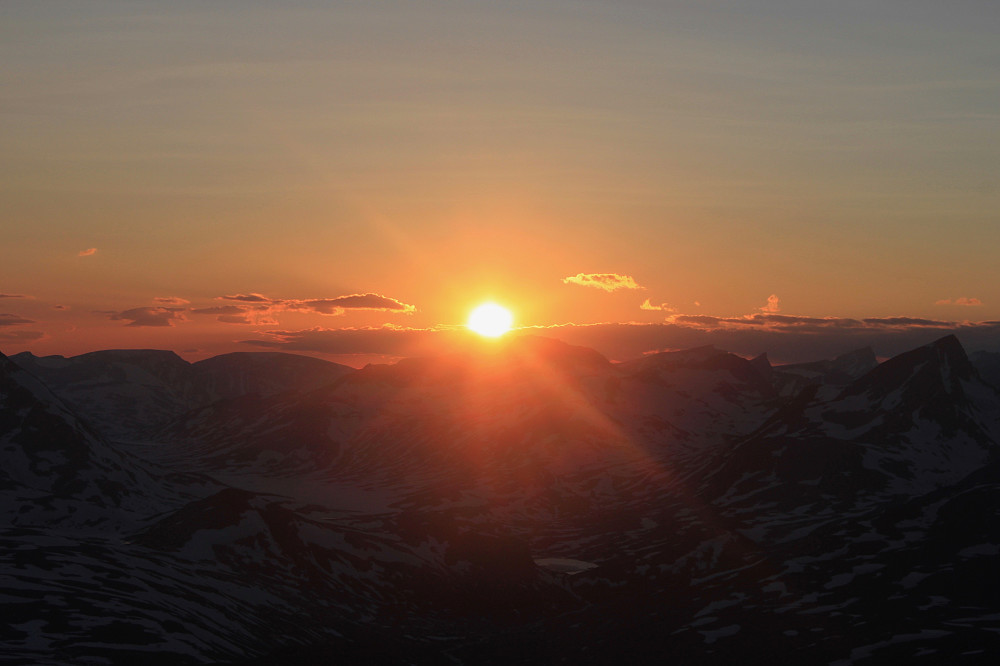 Solen går ned omtrent ved Visbreatinden (2234 m) kl. 23.05.