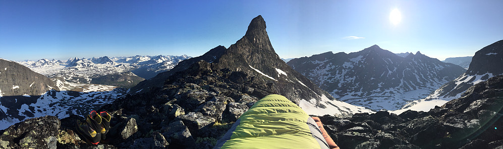 Ganske spektakulært å tilbringe en sommermorgen slik (ca. 2030 m). Panoramautsikt fra ryggen mellom Midtre- og Store Svartdalspiggen (2174 m). Sistnevnte i midten av bildet.