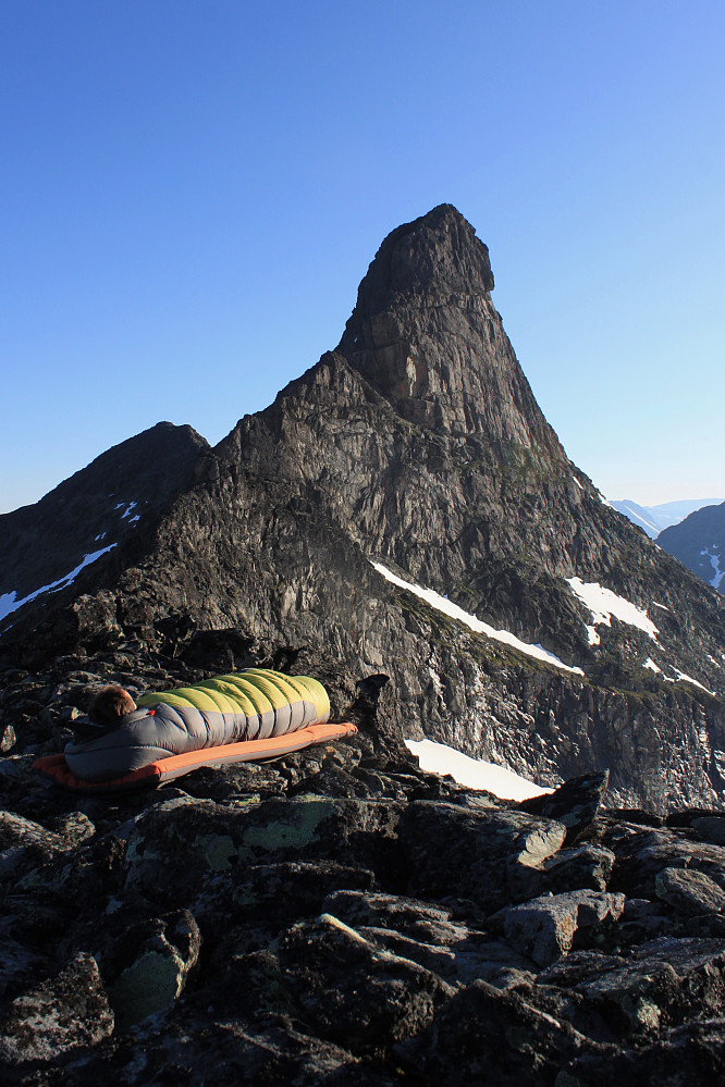 Store Svartdalspiggen (2174 m) fra syd i morgensol.