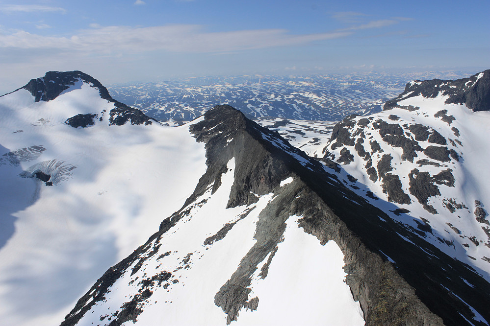 Fra Store Svartdalspiggen (2174 m) med utsikt mot syd. Langedalstinden (2206 m) til venstre, Svartdalspiggryggen i midten og Slettmarkhøe (2190 m) til høyre.