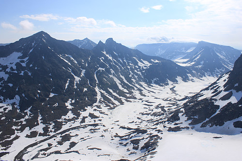 Fra Store Svartdalspiggen (2174 m) mot Svartdalen og fjellene øst for dalen.