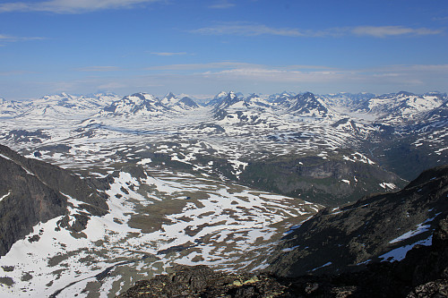 Fra Store Svartdalspiggen (2174 m) mot Jotunheimen i nordvest.
