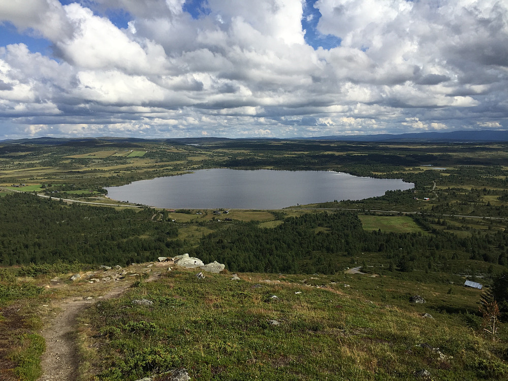 Fra oppstigningen til Noseknippa (1234 m) med utsikt mot Reinsennvatnet (923 m).