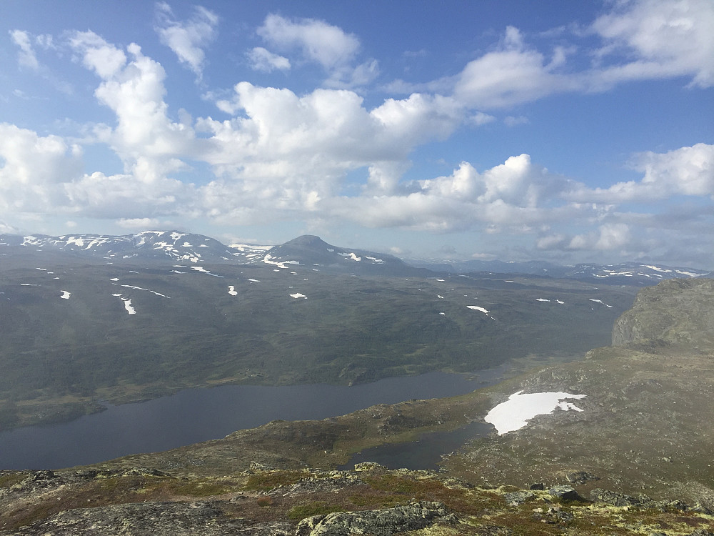 Fra toppen av Skørsnøse (1453 m) mot Otrøvatnet og Suletinden i bakgrunnen.