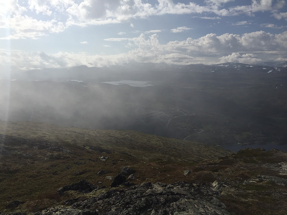 Fra toppen av Skørsnøse (1453 m) mot hytteområdet og alpinanlegget Tyin-Filefjell.