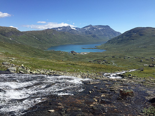 På vei oppover mot Sløtafjellet med tilbakeblikk på Eidsbugarden og Bygdin. Galdeberget i bakgrunnen.