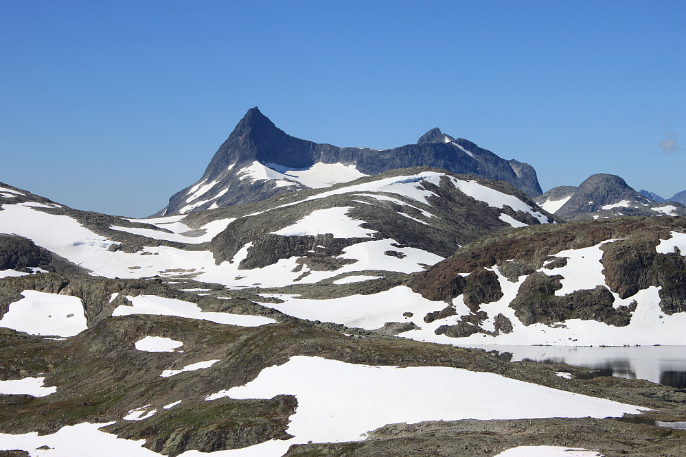 Falketind (2067 m) tar seg godt ut fra Sløtafjellet Vest (1474 m).
