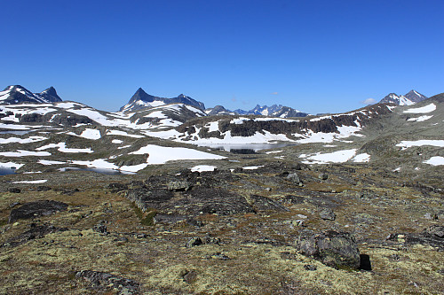 Fra Sløtafjellet Vest (1474 m) med utsikt mot Hjelledalstinden, Falketind, Stølsnostinden, Hurrungane og Uranostinden.