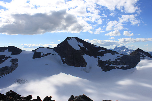 Fra toppen av Langeskavltinden (2014 m) mot Uranostinden (2157 m). Hurrungane bak til høyre.