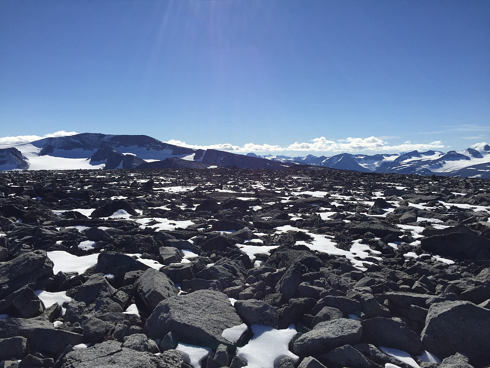 På toppen av Store Trollsteinhøe (2201 m). Utsikt mot Glittertinden til venstre og Galdhøpiggen helt til høyre.