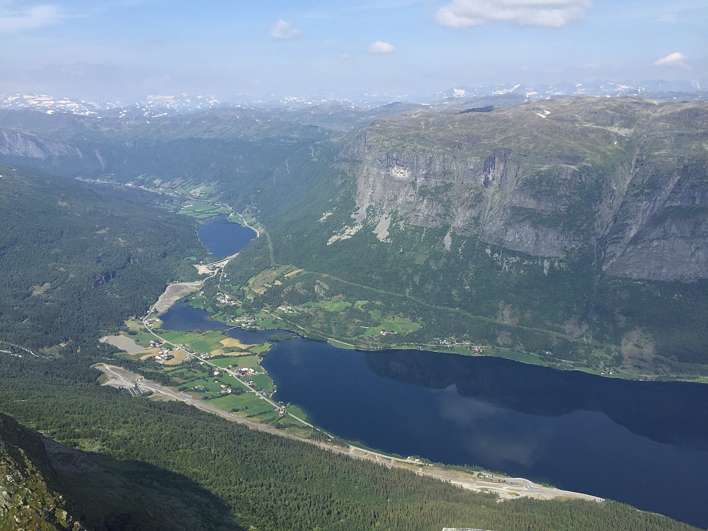 Fra Skjøld (1577 m) mot Øye og Vangsmjøse (466 m).