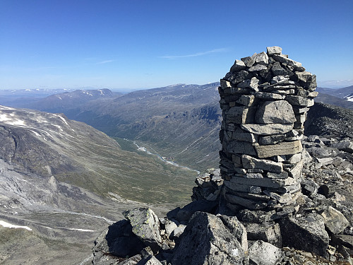 På toppen av Styggehøe Øst (2200 m). Spiterstulen ses langt der nede.