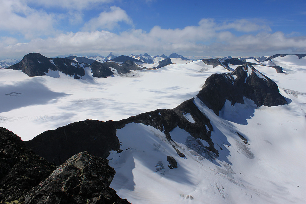 Fra Styggehøe (2213 m) mot ryggen bort til Nørdre Bukkeholstinden. I bakgrunnen flere Bukkeholstinder.