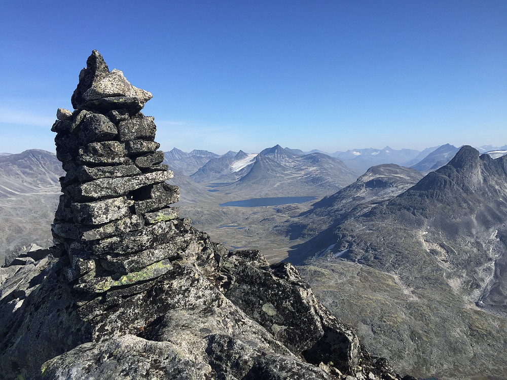 På toppen av Geite (2002 m). Utsikt mot Leirvassbu.