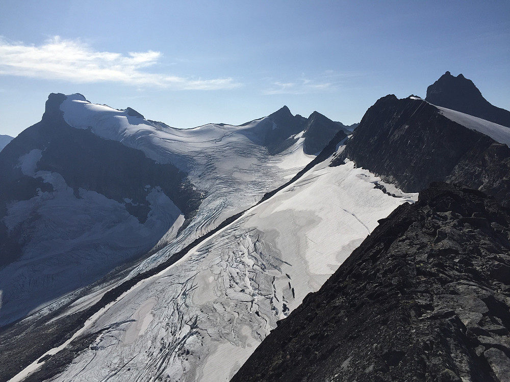 På Geite (2002 m). Utsikt mot Storebjørn (2222 m), Veslebjørn og Sokse.