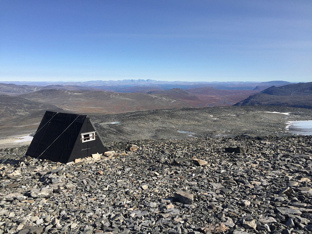Ved NVE-hytten på ca. 2130 meter nordøst for Austre Glittertindoksle (2260 m). Rondane i bakgrunnen.