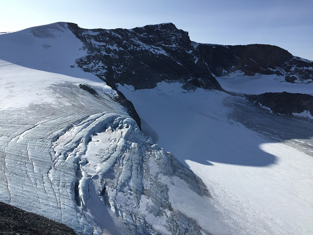 Fra Austre Glittertindoksle (2260 m) mot Glittertinden (2452 m). Skal man ta seg opp dit må man krysse bre fra denne kanten.