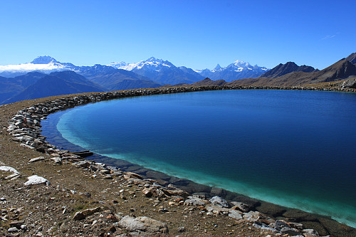 På vei opp langs stien til Sparrhorn (3021 m) ligger denne lille innsjøen.