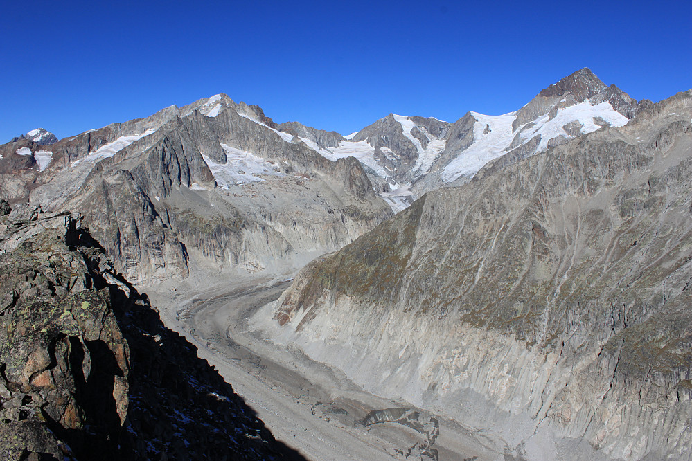 Fra Sparrhorn (3021 m) mot Oberaletschgletscher og Aletschhorn (4193 m) i bakgrunnen.