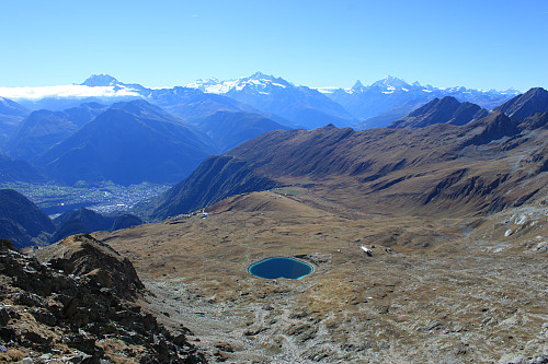 Fra Sparrhorn (3021 m) mot Belalp og Brig nederst. I bakgrunnen 4000 meterstopper syd i Valais.