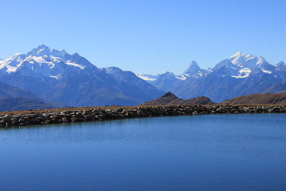 Dom (4545 m), Matterhorn (4478 m) og Weisshorn (4506 m). 
