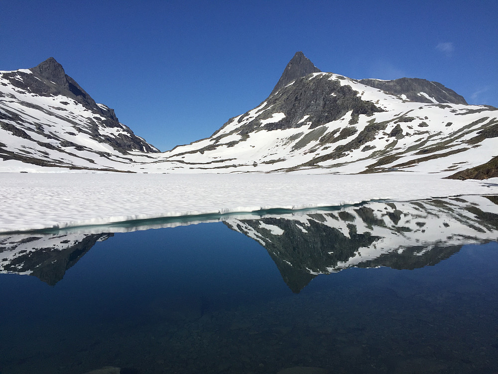 Fra Koldedalsvatnet mot Hjelledalstinden (1989 m) og Falketind (2067 m). Pionerruta går opp østflanken av Falketind til høyre i bildet.