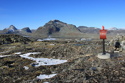 På Høgberget (1630 m). I bakgrunnen Mjølkedalstinden, Olavsbunuten og Snøholstinden.