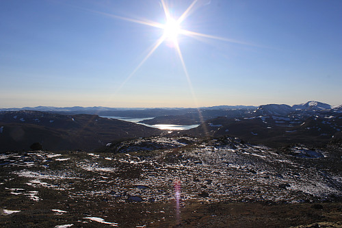 Strålende sol på toppen av Høgbrøtet (1630 m). Utsikt mot sydvest. Tyin ses der nede.