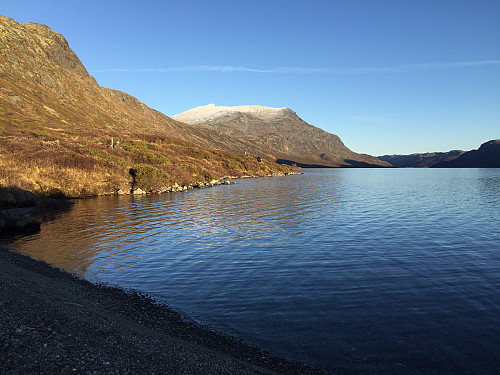 Kveld i strandkanten til Bygdin. Galdeberget i bakgrunnen.