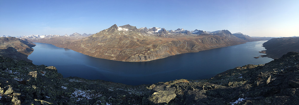 Panoramautsikt mot Bygdin fra Dryllenøse (1510 m). Gjendealpene ses på andre siden av innsjøen.