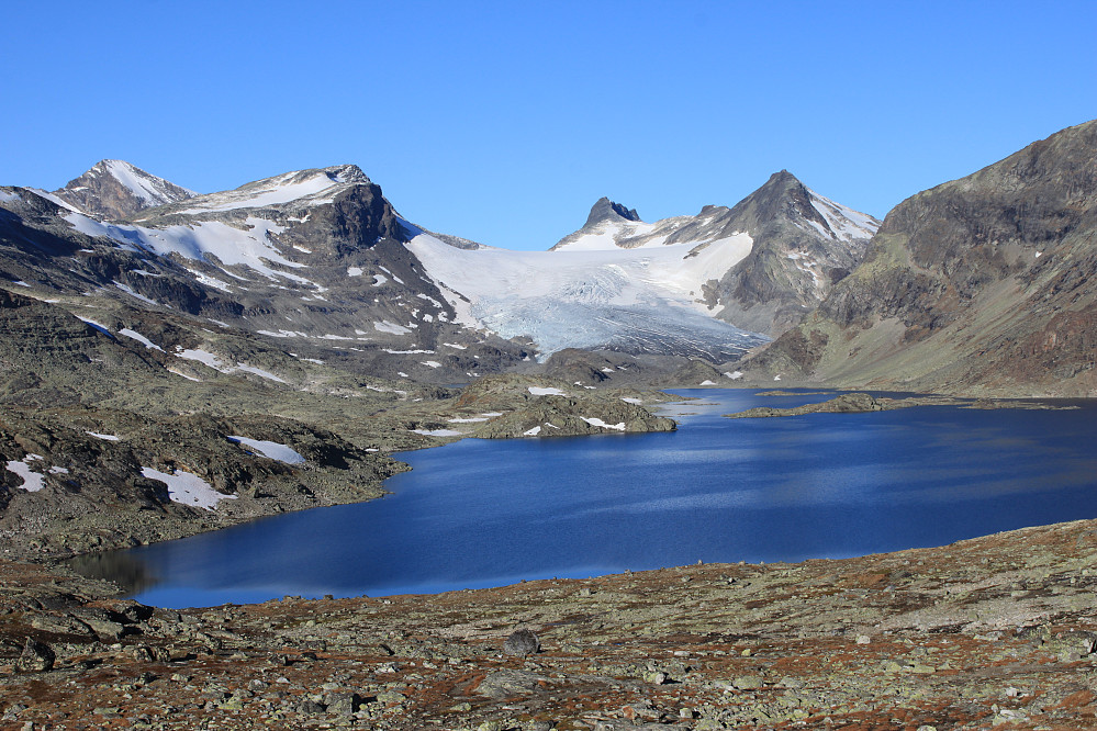Store Mjølkedalsvatnet. I bakgrunnen Uranostinden, Langeskavltinden, Sagi og Mjølkedalstinden.