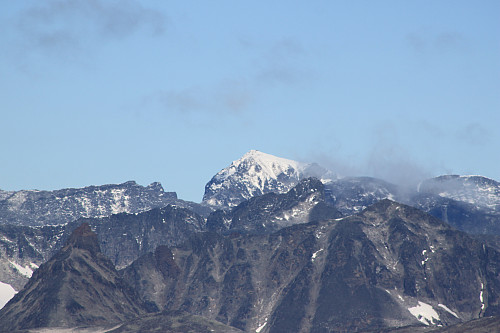 Galdhøpiggen fra Høgbrøthøgde (1821 m). Kyrkja ses nederst til venstre i bildet.