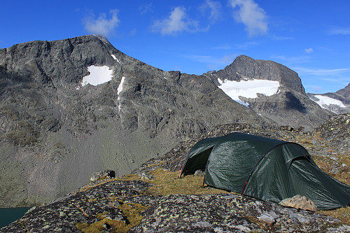 High Camp ved Svartdalsbandet. Mesmostinden bak til høyre.