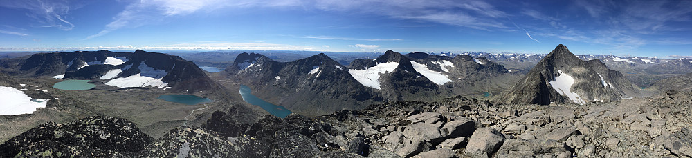 Panoramautsikt fra toppen av Vestre Leirungstinden (2250 m).