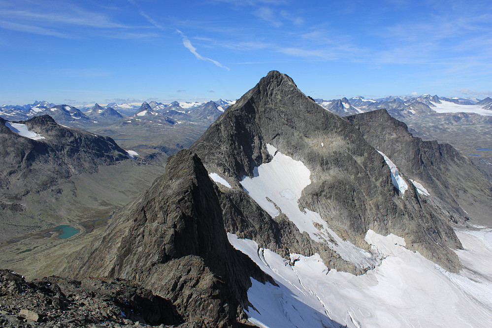 Store Knutsholstinden (2341 m) fra Vestre Leirungstinden (2250 m). I forgrunnen Vesle Knutsholstinden med Svartdalen til venstre og Knutsholet til høyre.