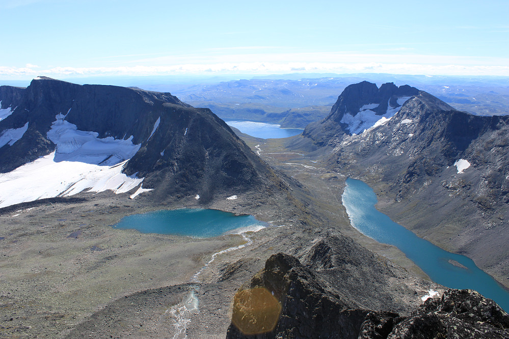 Flott utsikt fra Vestre Leirungstinden ned mot Svartdalsbandet som skiller Leirungsdalen (til venstre) med Svartdalen (til høyre). Bygdin ses nederst i midten av bildet. Kalvehøgde og Leirungskampen til venstre og Torfinnstindane til høyre.